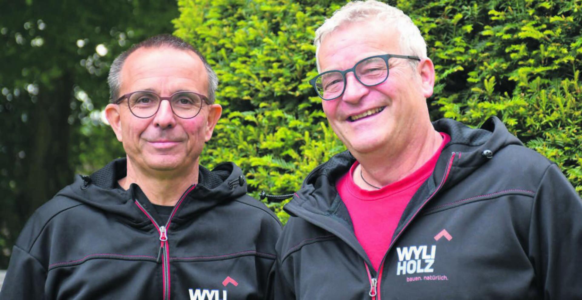 Max Wyder, links, und Max Lindenmann haben ihre Vision aufleben lassen. Sie freuen sich auf den Tag der offenen Tür am 24. Mai von 10 bis 16 Uhr. Aus Anlass des 25-Jahr-Jubiläums laden sie die Bevölkerung ein, mitzufeiern und ihren Betrieb an der Pilatusstrasse 28 zu besichtigen. Bild: Verena Anna Wigger