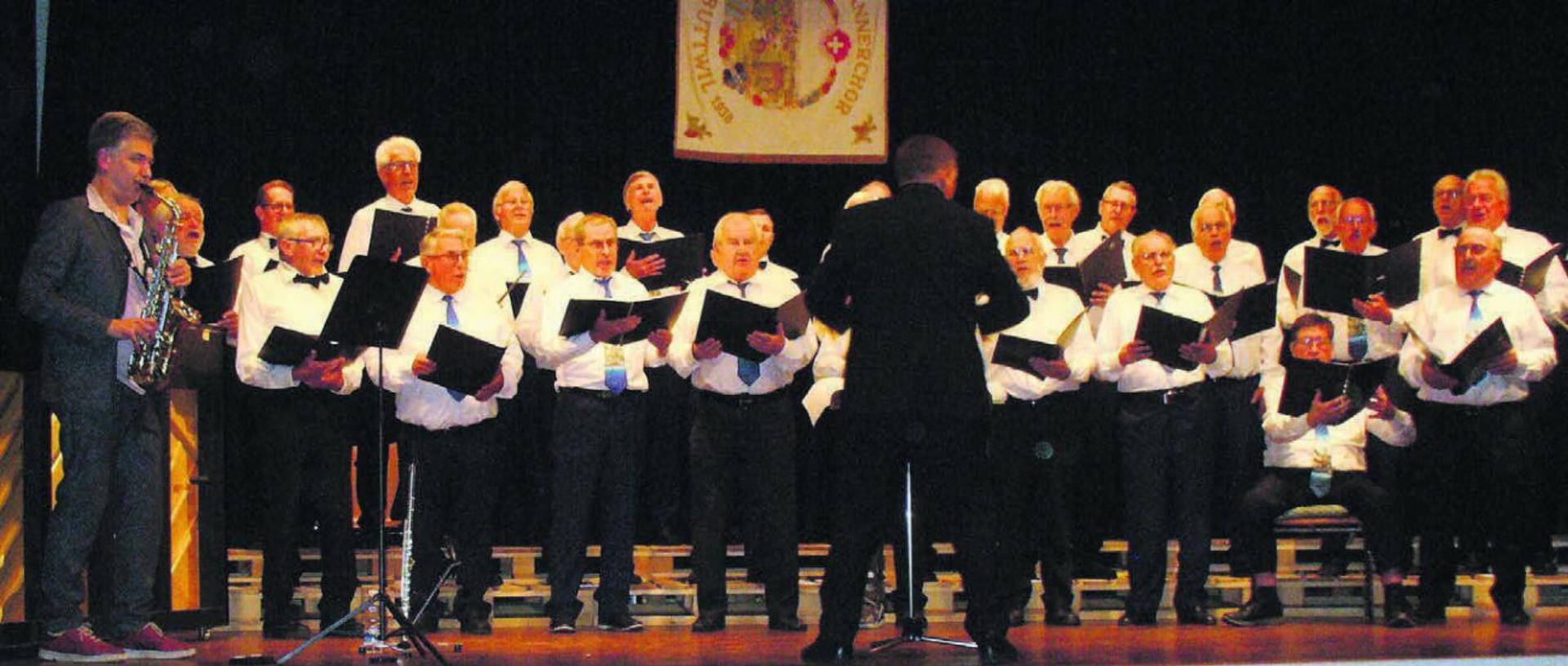 Die zwei vereinigten Chöre, der Männerchor Buttwil und der Wirtechor Bremgarten, beim gemeinsamen Auftritt. Bilder: Alphonse Hauser