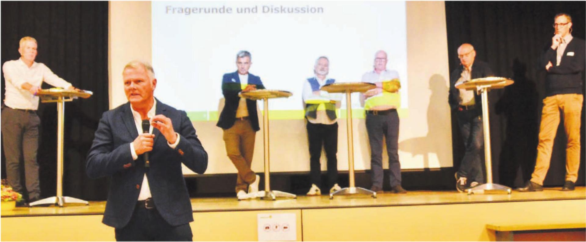 Gemeindeammann Stefan Zemp (vorne) mit den Podiumsteilnehmern, von links: Moderator Rolf Schmid, Windpark-Gegner Stefan Schimon, Gemeinderat Jürg Barmettler, Windpark-Befürworter Albert Betschart, Hermann Bütler (Begleitgruppe) und David Gautschi (Windpark Lindenberg AG). Bild: Thomas Stöckli - Das Bild wird blockiert. – Möglicherweise durch einen aktiven Adblocker.