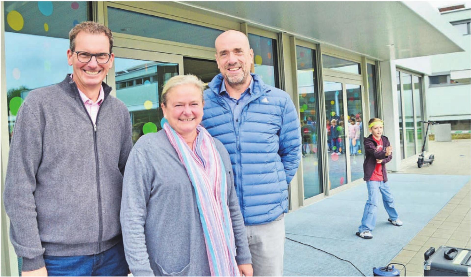 Bei der Schulhaus-Einweihung, von links: Stefan Woodtli und Bettina Taiana (Schulleitung) mit Gemeinderat Kevin Vaes. Bilder: Thomas Stöckli / Archiv - Das Bild wird blockiert. – Möglicherweise durch einen aktiven Adblocker.