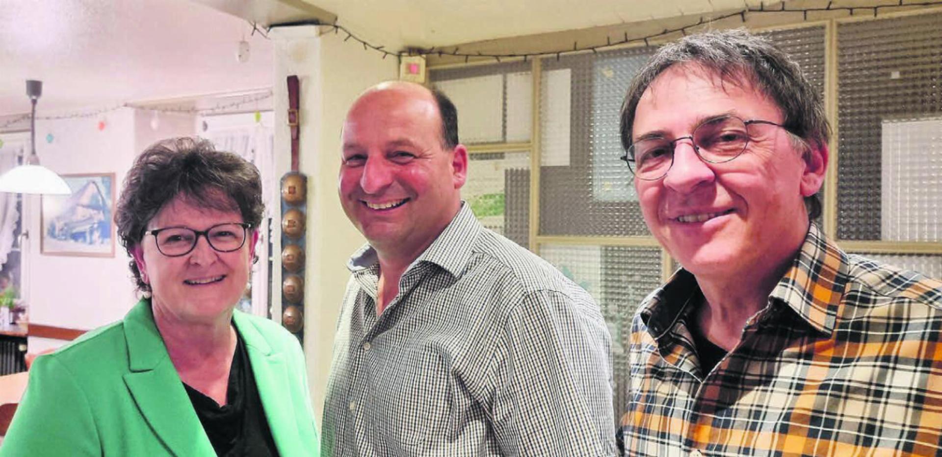 Milly Stöckli und Parteipräsident Roman Roth (rechts) freuen sich, ihren Kandidaten Herbert Meier vorzustellen. Mit Meier kandidiert die SVP für einen der drei offenen Sitze im Gemeinderat. Bild: Verena Anna Wigger