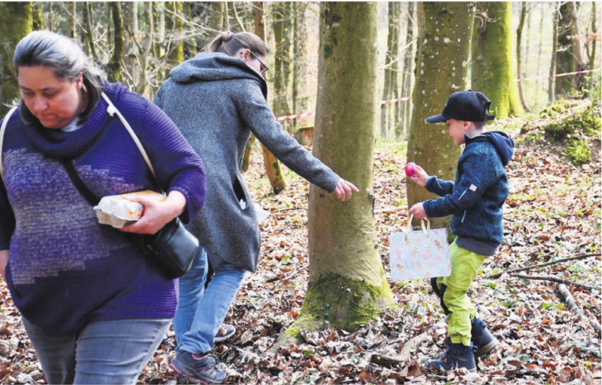 Die Freude über jedes gefunde Ei, ist bei den Erwachsenen und Kindern gross. Bilder: Verena Anna Wigger - Das Bild wird blockiert. – Möglicherweise durch einen aktiven Adblocker.