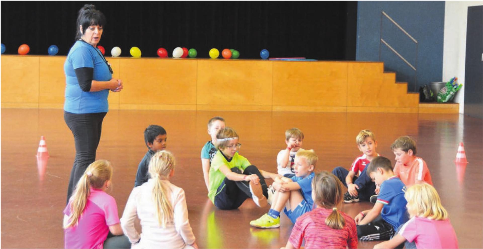 Eveline Koch in ihrem Element. Den Kindern Spass am Sport und an der Bewegung zu vermitteln, ist ihr 
enorm wichtig.
Bilder: Annemarie Keusch - Das Bild wird blockiert. – Möglicherweise durch einen aktiven Adblocker.
