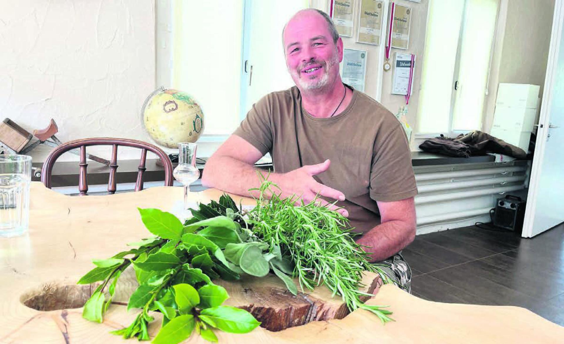 Daniel Röthlisberger kreiert mit vielen Zutaten – auch frischen Kräutern – den Herbst-Gin. Bilder: Britta Müller