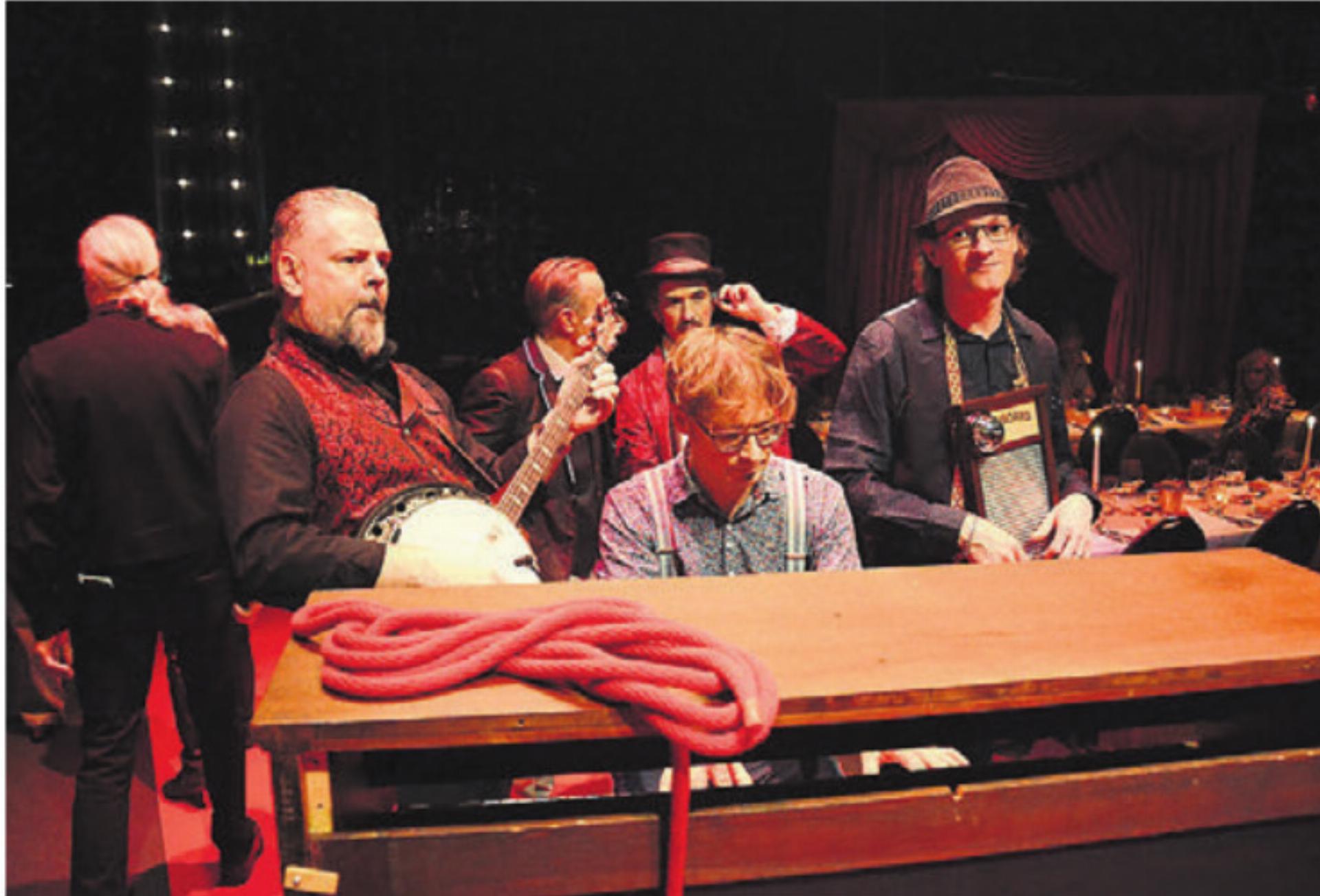 Die Band mit Danny Hertach, Lukas Stäger und Stephan Felber (von links) spielt vor der eigentlichen Show bereits mitten im Publikum. - Das Bild wird blockiert. – Möglicherweise durch einen aktiven Adblocker.