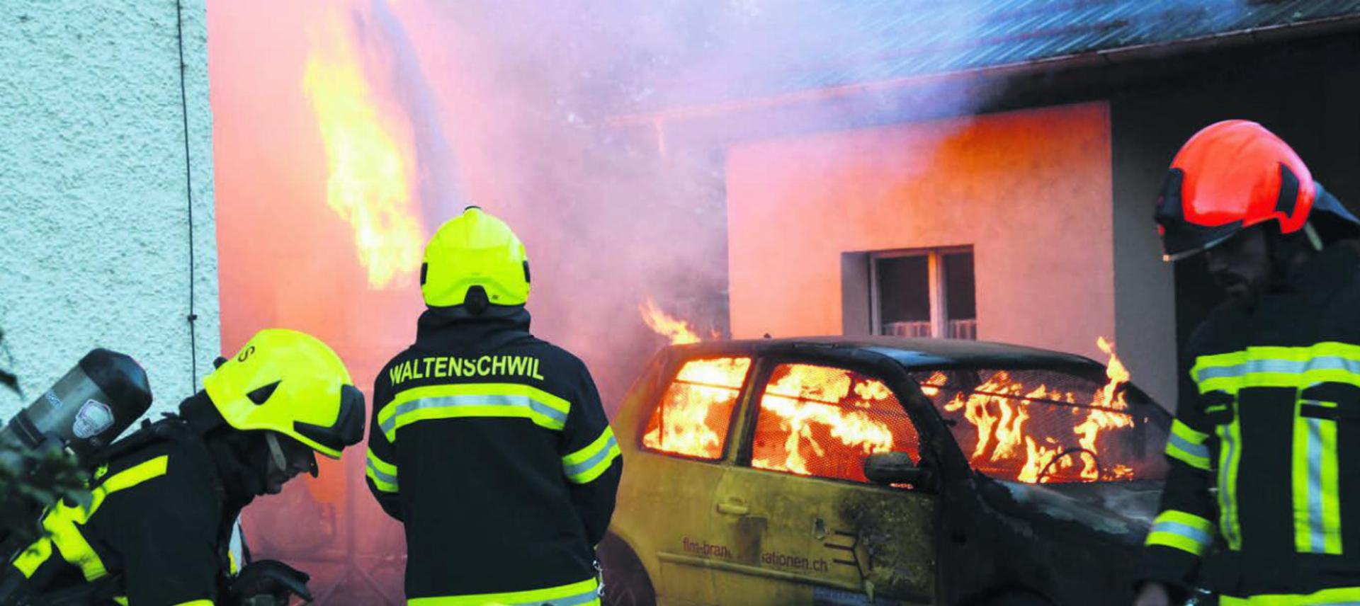 Die Feuerwehr Waltenschwil hat an der Hauptübung Spektakel geboten. Bilder: tst