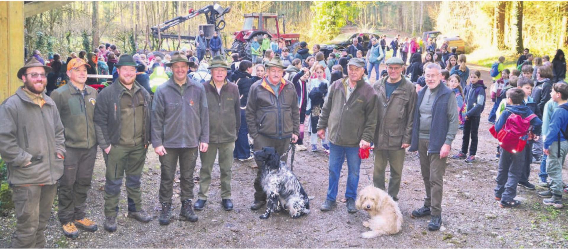 Bereit für den Start in den gemeinsamen Halbtag bei der Forsthütte: die Gastgeber des Jagdreviers Boswil um Roland Koch (4. v. l.) mit ihren jungen Gästen. Bilder: Thomas Stöckli - Das Bild wird blockiert. – Möglicherweise durch einen aktiven Adblocker.