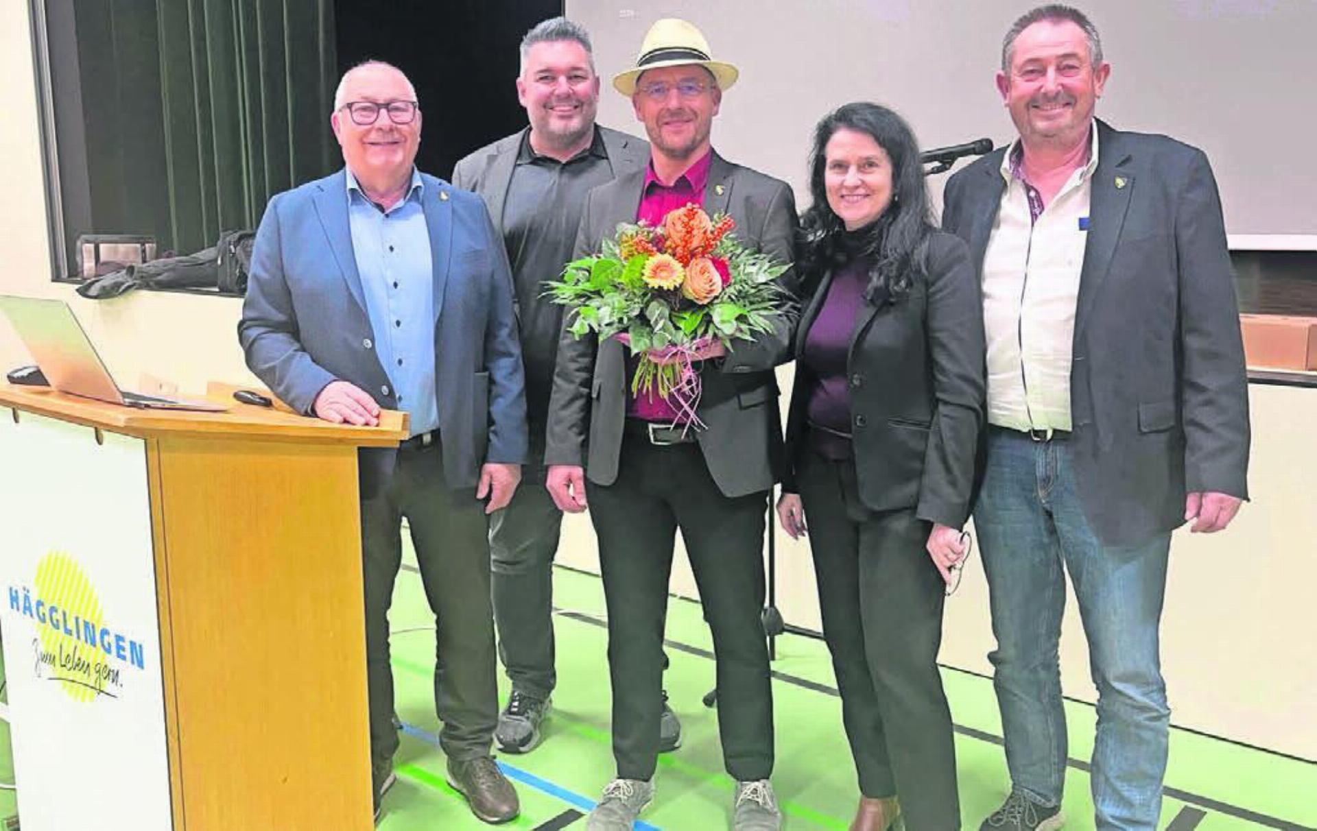 Peter Wyss wird an seiner letzten Versammlung von seinen Gemeinderatskollegen gewürdigt und verabschiedet (von links): Ammann Franz Schaad, Röbi Wirz, Peter Wyss, Sonja Gass und Vizeammann Ruedi Schmid. Bilder: Britta Müller - Das Bild wird blockiert. – Möglicherweise durch einen aktiven Adblocker.