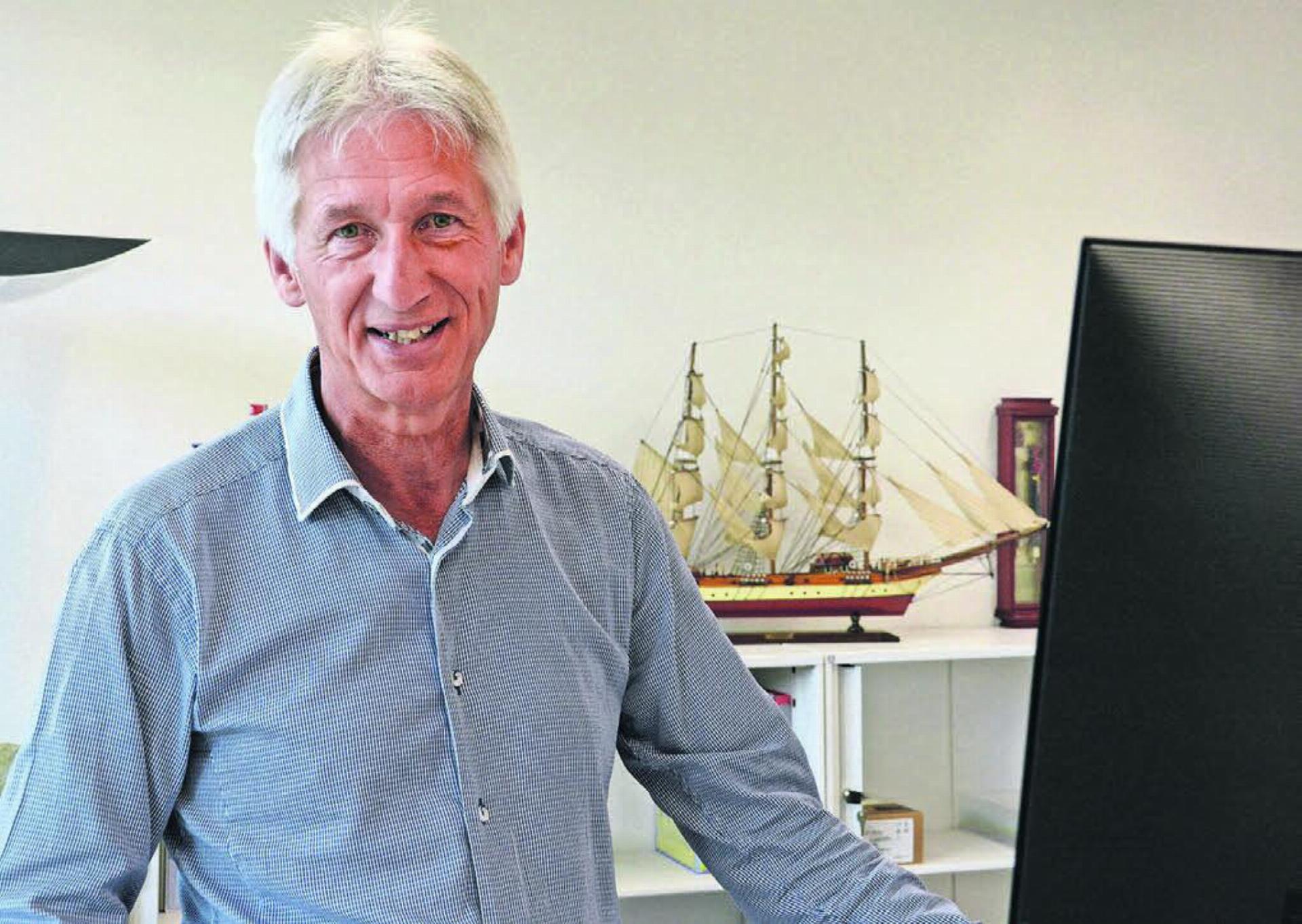 Vieles im Büro des Schulleiters hat Adrian Hofer bereits geräumt. Das Modell eines englischen Teeschiffs, das er in einem Laden entdeckt hat und das ihm so sehr gefällt, darf bis zuletzt bleiben. Bild: Chregi Hansen
