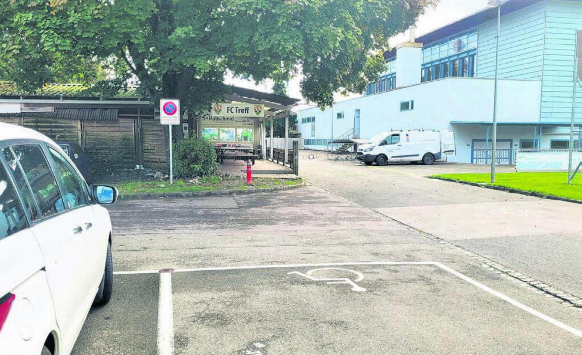 Eine der Schlüsselstellen: Mittels einer Abschrankung, die sich nur mit Schlüssel öffnen lässt, soll Autofahrern der Weg vom grossen Parkplatz Richtung Schule und auch Richtung Kindergarten versperrt werden. Bilder: Walter Minder / Archiv - Das Bild wird blockiert. – Möglicherweise durch einen aktiven Adblocker.