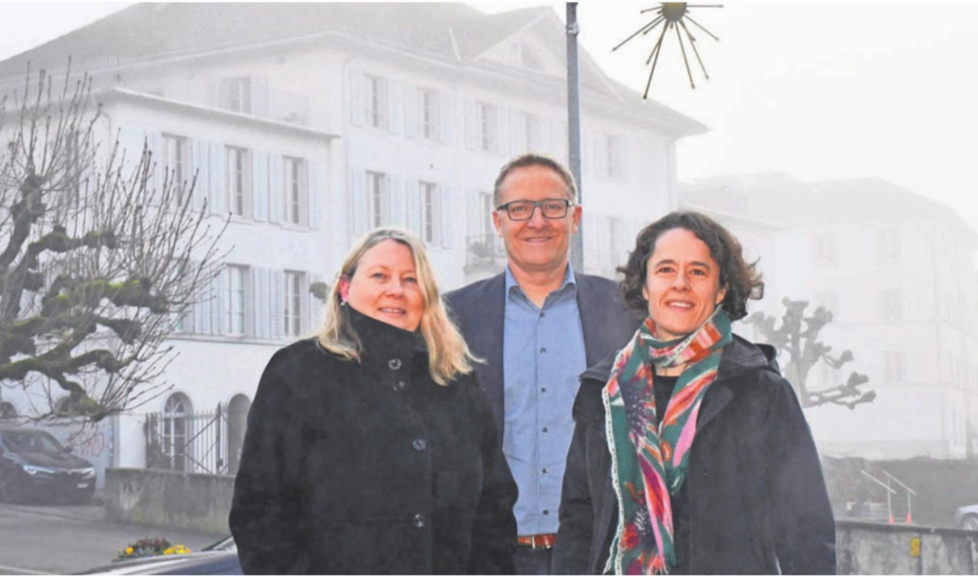 Verantwortliche für das Räumliche Entwicklungsleitbild vor einem historischen Gebäude (v. l.): Claudia Schwarzmeier (Leiterin Planung und Ortsentwicklung), Gemeindeammann Arsène Perroud und Ines Schmid (Planungsbüro Metron). Bild: Daniel Marti - Das Bild wird blockiert. – Möglicherweise durch einen aktiven Adblocker.