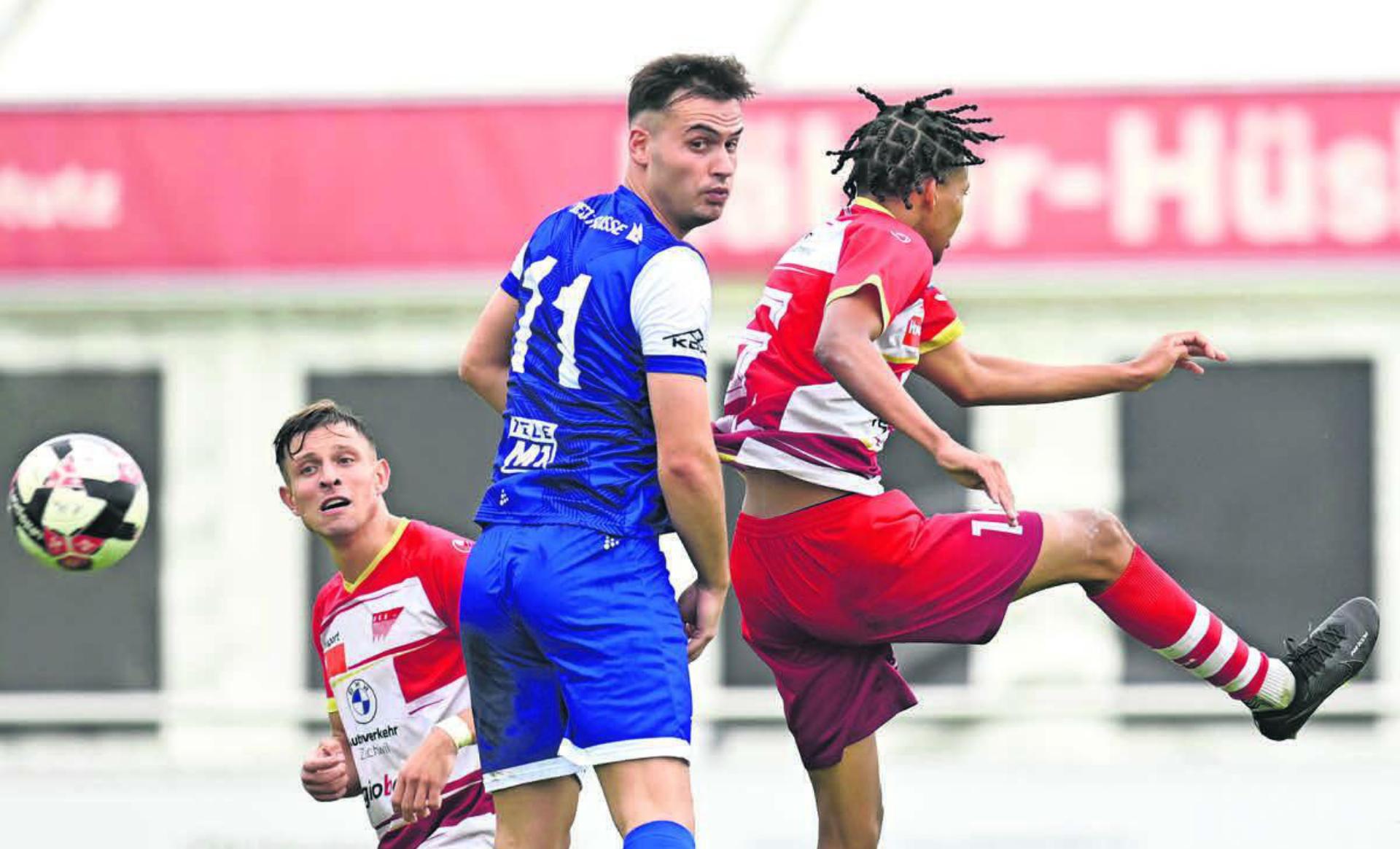 Sinnbildlich für die Kartenflut beim FC Wohlen. Leotrim Nitaj (Mitte) kassierte fünf Verwarnungen in neun Spielen. In der laufenden Saison erhielt er drei Gelbe und eine Gelb-Rote Karte. Bild: waw/Archiv