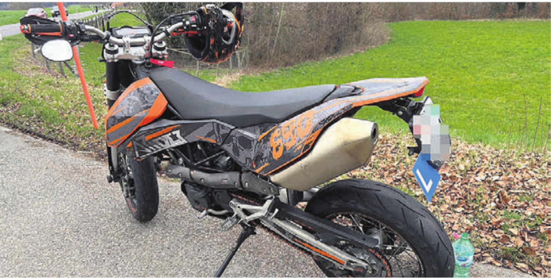 Der Motorradfahrer wurde zum Glück nur leicht verletzt. Bild: pz - Das Bild wird blockiert. – Möglicherweise durch einen aktiven Adblocker.