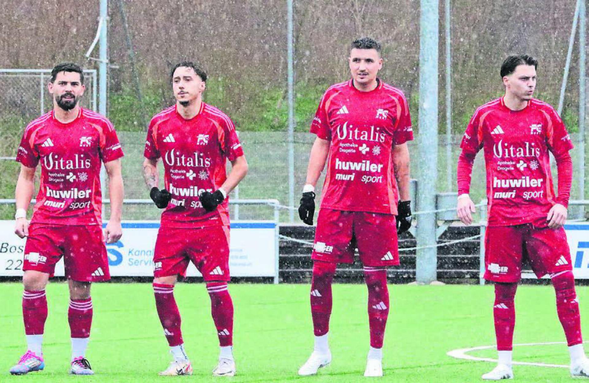 Der FC Muri (v. l.: Valentin Gashi, Nicolas Braunschweig, Radovan Radevic, Eltion Shabani) wittert Morgenluft. Anstelle von vier Absteigern in seiner Gruppe wird es maximal noch drei geben. Die Chancen auf den Klassenerhalt sind gestiegen. Bild: Archiv/jl