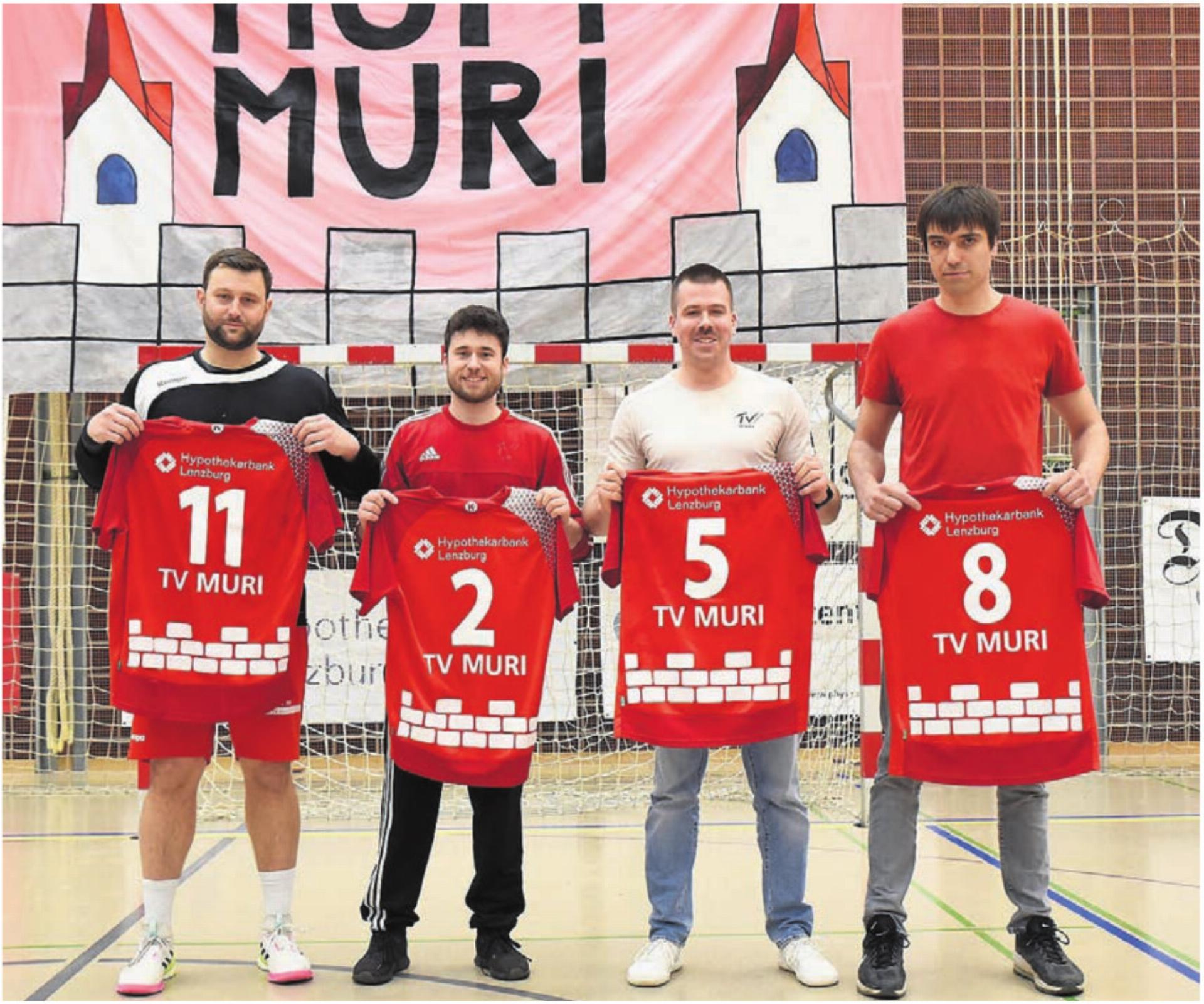 Vier langjährige «Eis»-Spieler treten zurück und wurden vor der Finalissima am letzten Samstag geehrt. Von links: Lukas Schwenkfelder (10 Jahre in der 1. Mannschaft), Yorick Kaufmann (13 Jahre), Jan Heusi (16 Jahre) und Dominik Lang (13 Jahre). - Das Bild wird blockiert. – Möglicherweise durch einen aktiven Adblocker.