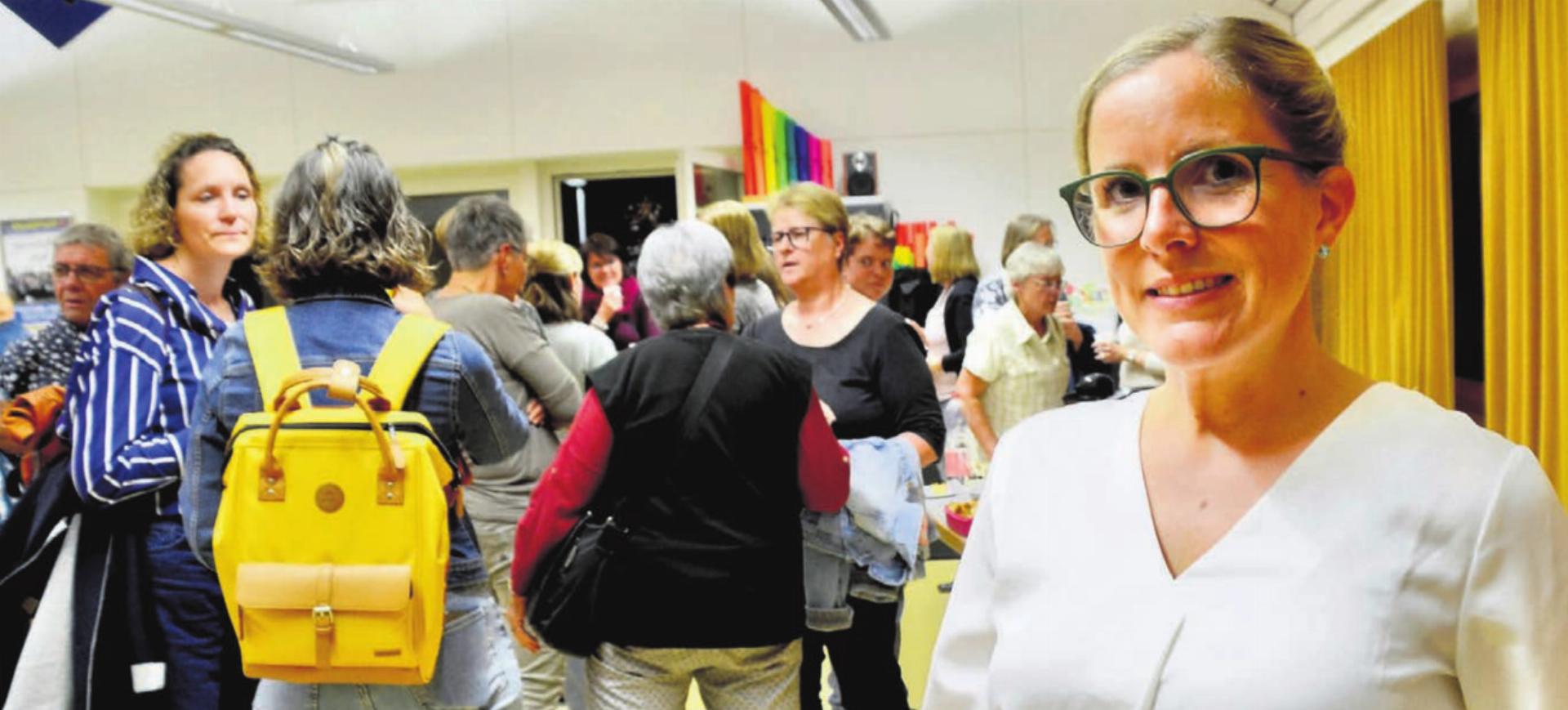 Edith Sidler-Betschart liess am Anlass in Auw an ihrer Lebenswelt teilhaben. Das Interesse war gross. Bild: Thomas Stöckli