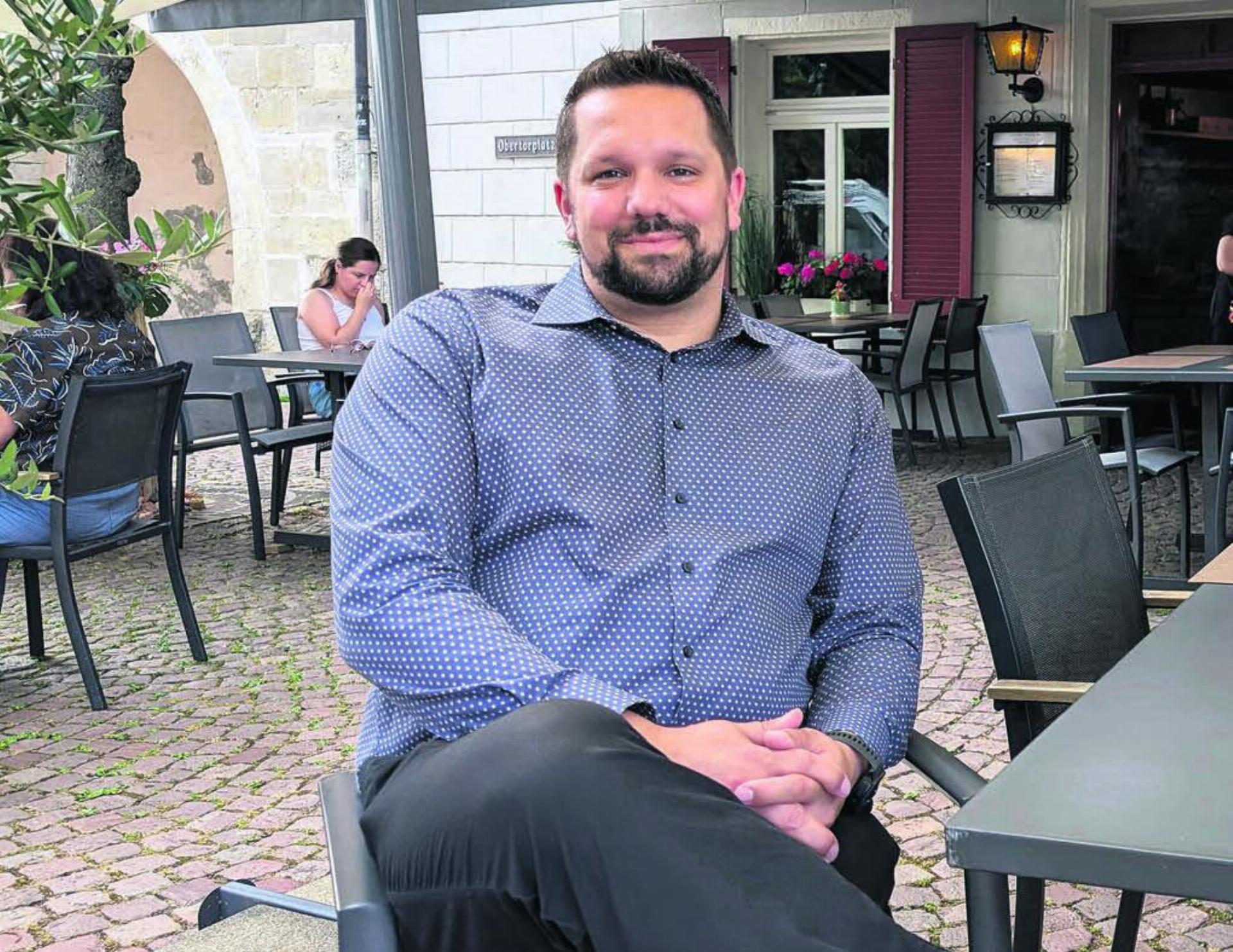 Sandro Schmid im Aussenbereich eines Bremgarter Restaurants. Eine lebendige Altstadt ist eines seiner Kernanliegen. Seit Jahren setzt er sich deshalb unter anderem für bessere Rahmenbedingungen für die Altstadt-Wirte ein. Bild: Marco Huwyler