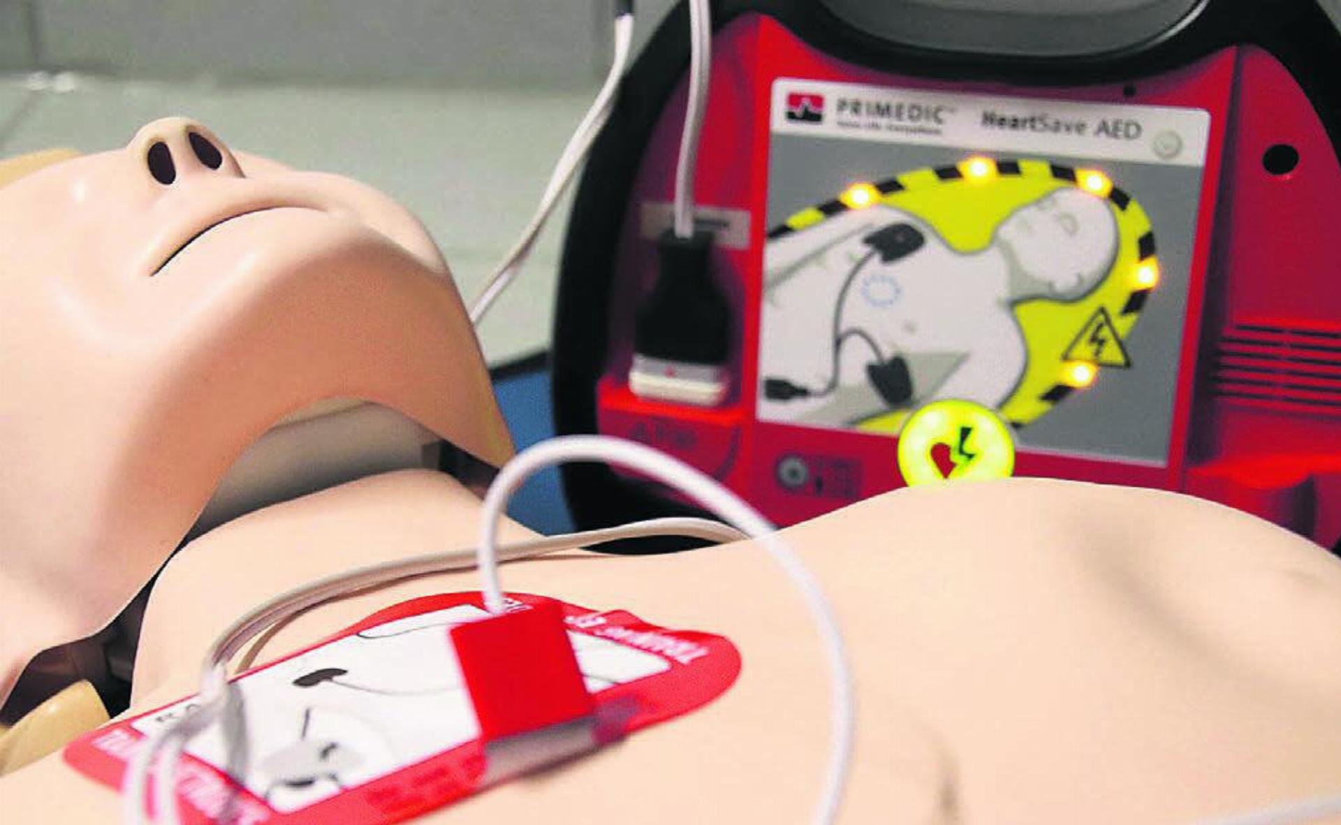 Die First Responder wenden einfache medizinische Erstmassnahmen an, zum Beispiel durch den Einsatz eines automatischen externen Defibrillators (AED). Bild: pixelio.de