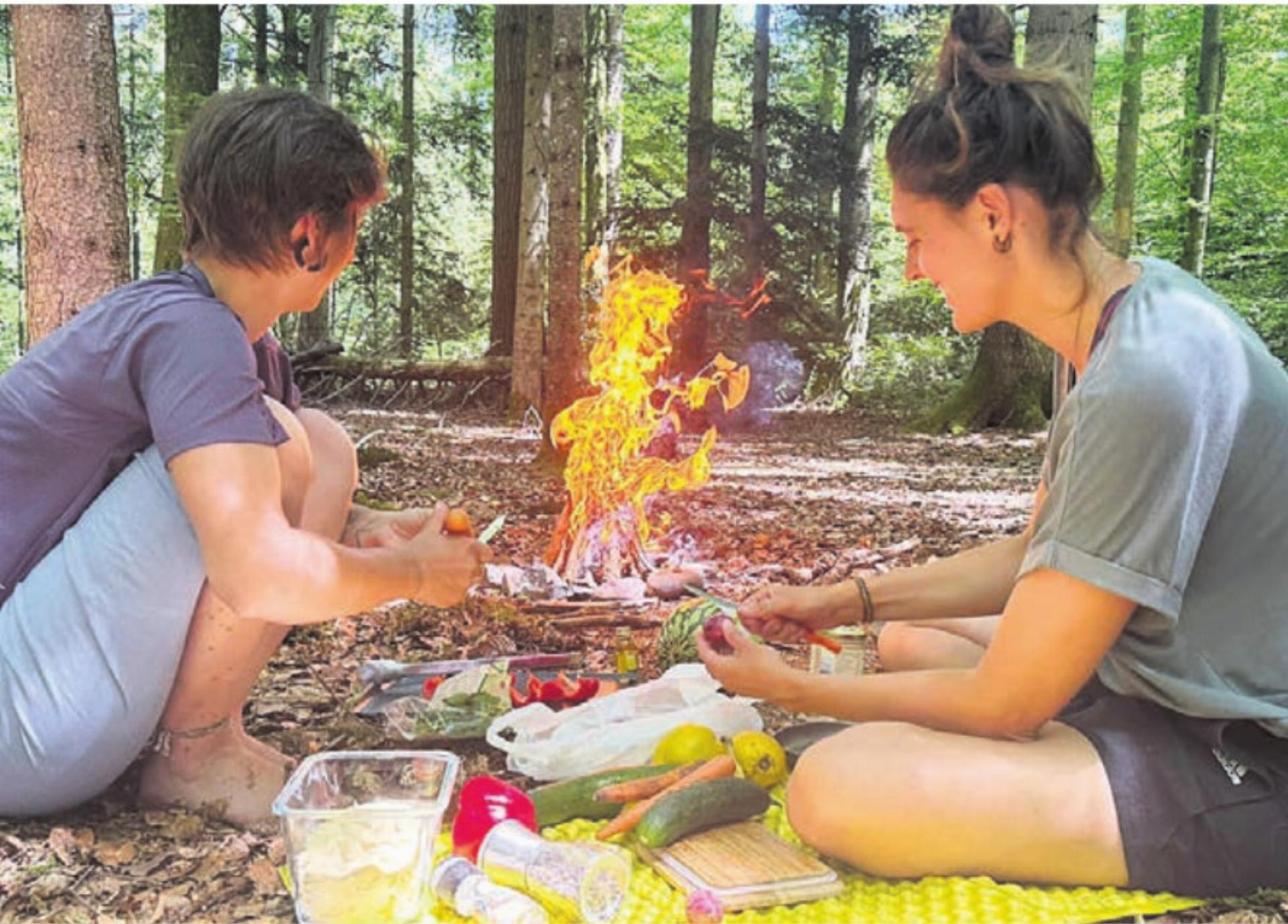 Jennifer Geissmann (rechts) ist diplomierte Sozial- und Erlebnispädagogin und nutzt die Natur als Lernraum. Bild: zg - Das Bild wird blockiert. – Möglicherweise durch einen aktiven Adblocker.