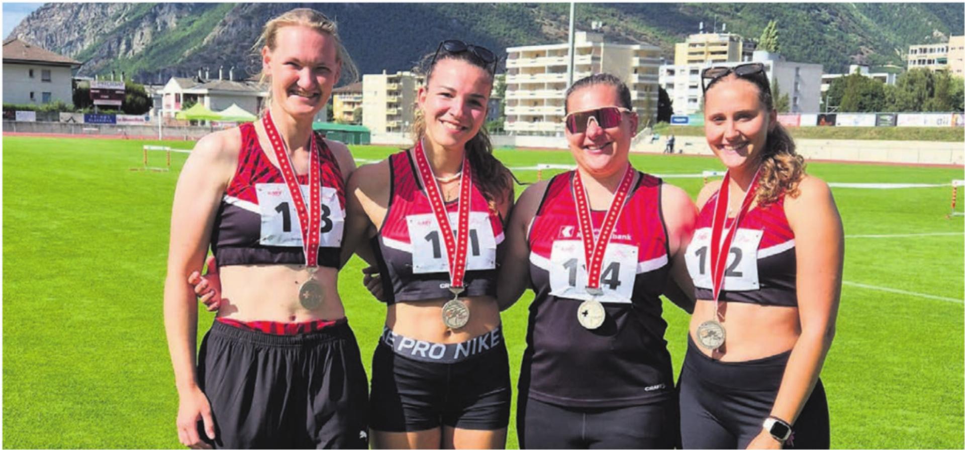 Die Diskuswerferinnen (von links) Micaela Nardelli, Julia Hammesfahr, Rahel Wollschlegel und Lena Kaufmann überzeugten an den Team-Schweizer-Meisterschaften im Wallis. Bild: zg - Das Bild wird blockiert. – Möglicherweise durch einen aktiven Adblocker.