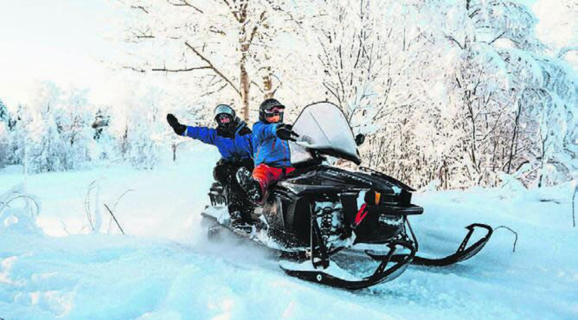 Es wartet auch eine Schneescootertour durch winterliche Wälder und über gefrorene Seen.