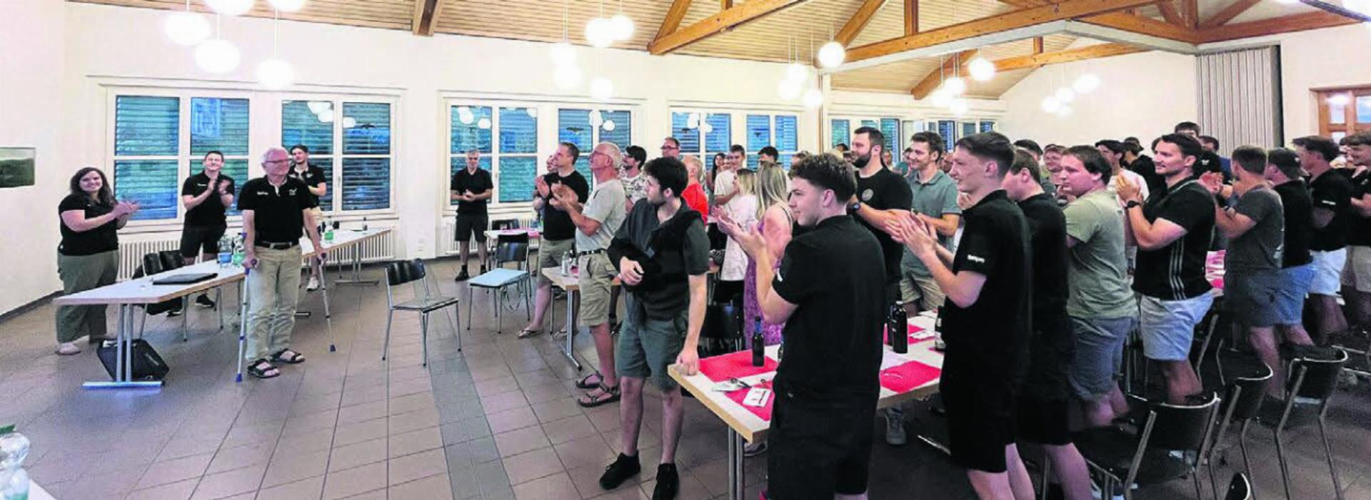 Die versammelte Handball-GV-Gesellschaft erhob sich, um Felix Kleiner gebührend zu ehren. Bilder: zg