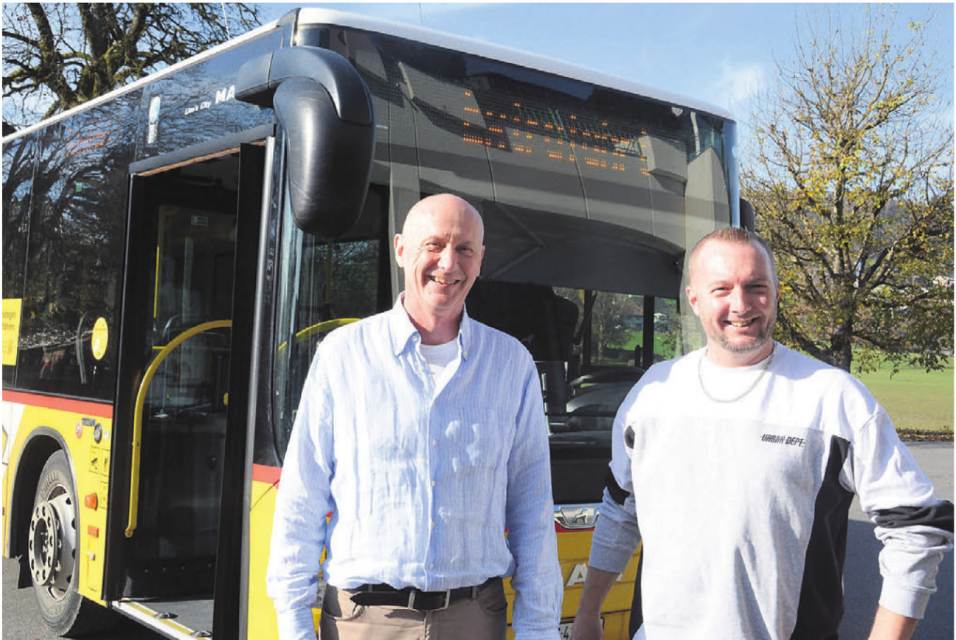 Geschäftsführer Adrian Geissmann (links) freut sich, dass der jetzige Fahrdienstleiter Pascal Studer von PostAuto Schweiz mit der Leitung des Standorts Hägglingen beauftragt wurde. Bilder: Chregi Hansen / zg - Das Bild wird blockiert. – Möglicherweise durch einen aktiven Adblocker.