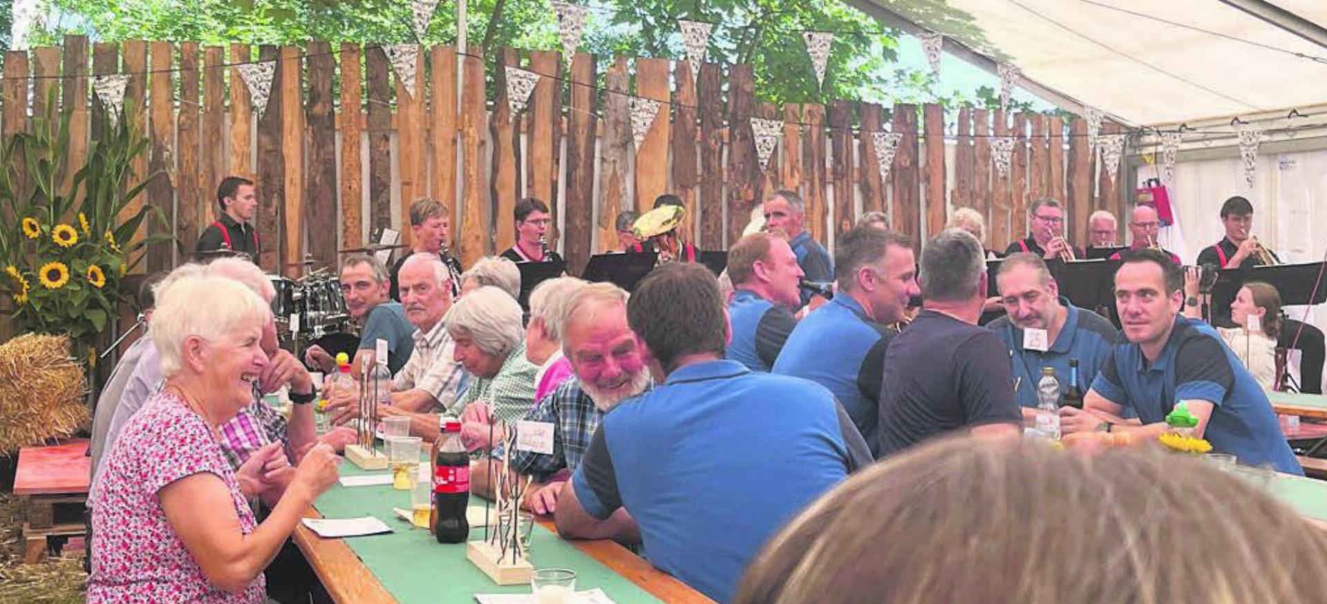Sehr gut besuchtes Waldfest am Hägglinger Forsthaus. An beiden Tagen gab es kaum freie Plätze. Bild: mub - Das Bild wird blockiert. – Möglicherweise durch einen aktiven Adblocker.