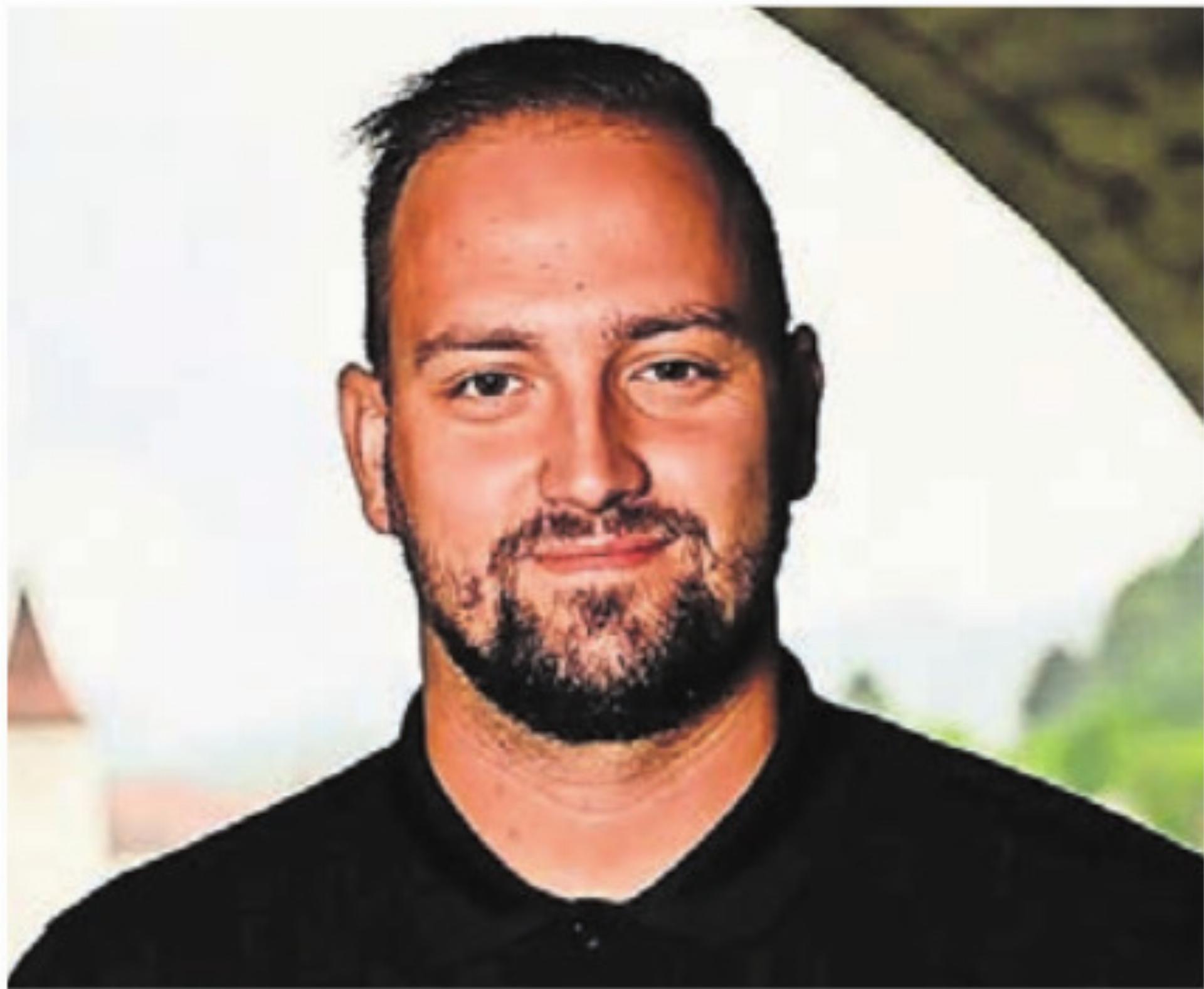 Goalietrainier und Familienvater: Yanick Hofer. Bild: Sarah Rölli - Das Bild wird blockiert. – Möglicherweise durch einen aktiven Adblocker.