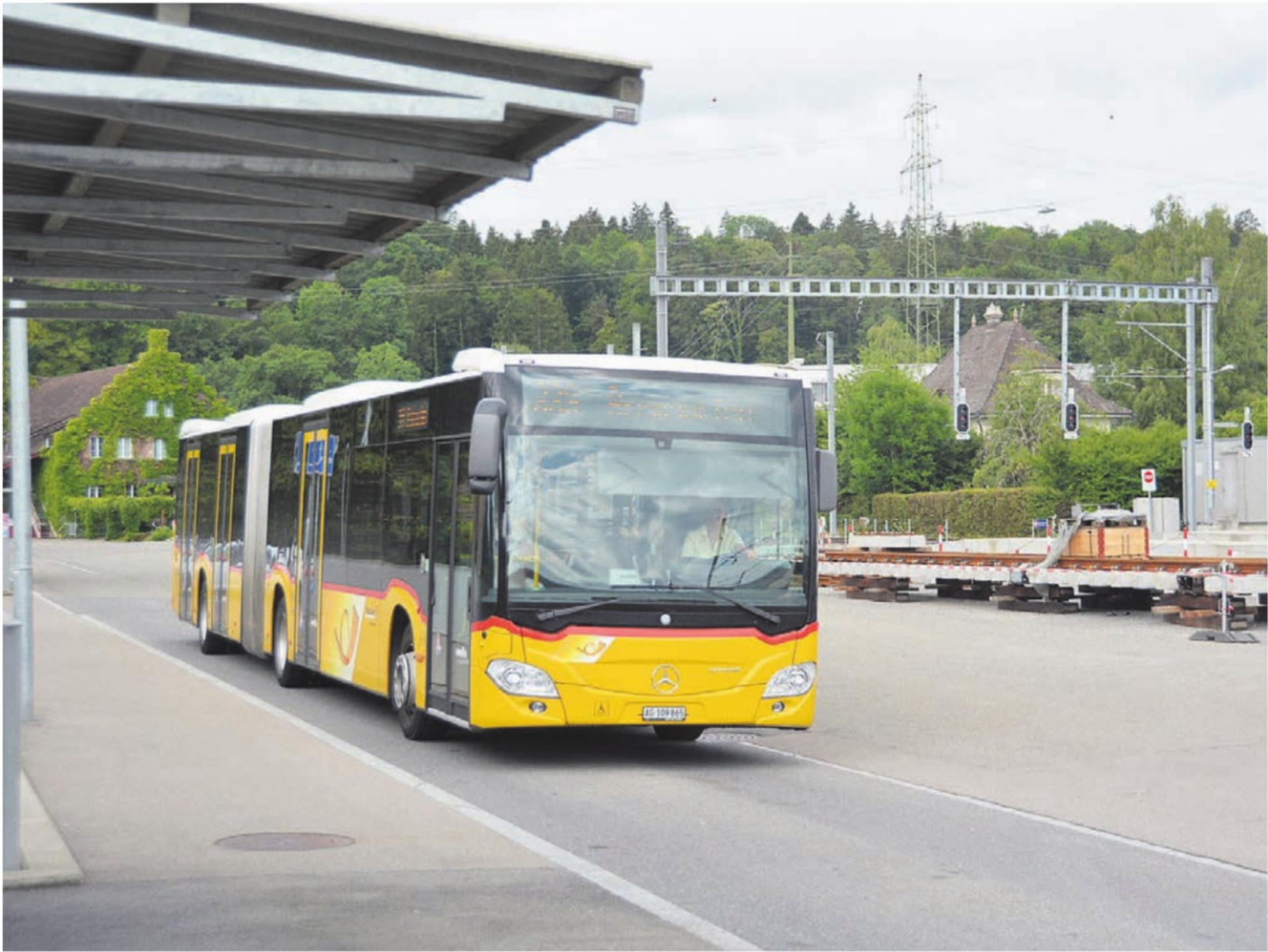 Geht es nach der Ortspartei der Mitte könnte der brachliegende Platz rund um den Bahnhof Bremgarten West für eine neue ÖV-Drehscheibe genutzt werden – eine solche würde das Ortszentrum Bremgartens rund um den Bahnhof während diverser Bauprojekte in den nächsten Jahren entlasten, so die Überlegung. Ein entsprechendes Schreiben an den Stadtrat wurde in diesen Tagen von Vorstandsmitglied Eric Mauron und Parteipräsidentin Jacqueline Wick unterzeichnet und eingereicht. Bild: zg - Das Bild wird blockiert. – Möglicherweise durch einen aktiven Adblocker.