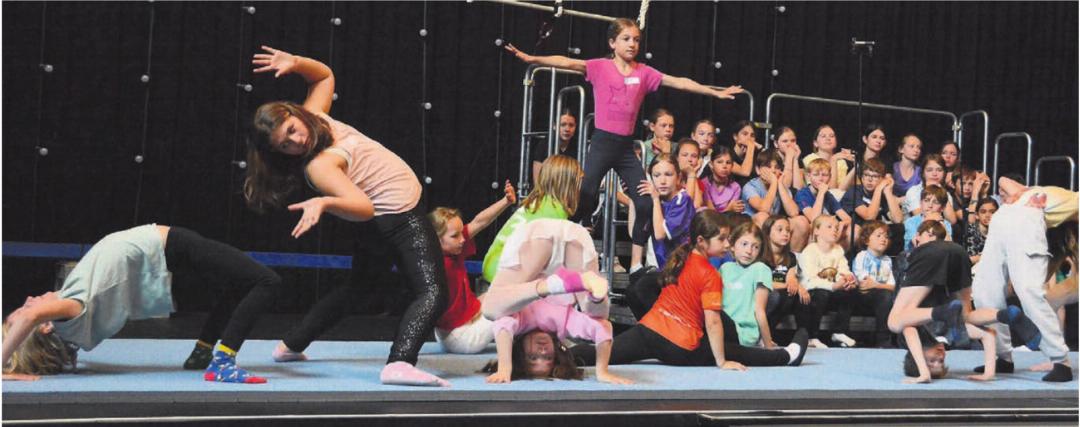 Die vier Coaches bereiten jedes Jahr ein tolles Programm vor für die Kinder und Jugendlichen. Diese danken es, indem sie während der vier Tage intensiv proben. Einige sogar während ihren Pausen. Bilder: Chregi Hansen Die vier Coaches bereiten jedes Jahr ein tolles Programm vor für die Kinder und Jugendlichen. Diese danken es, indem sie während der vier Tage intensiv proben. Einige sogar während ihren Pausen. Bilder: Chregi Hansen