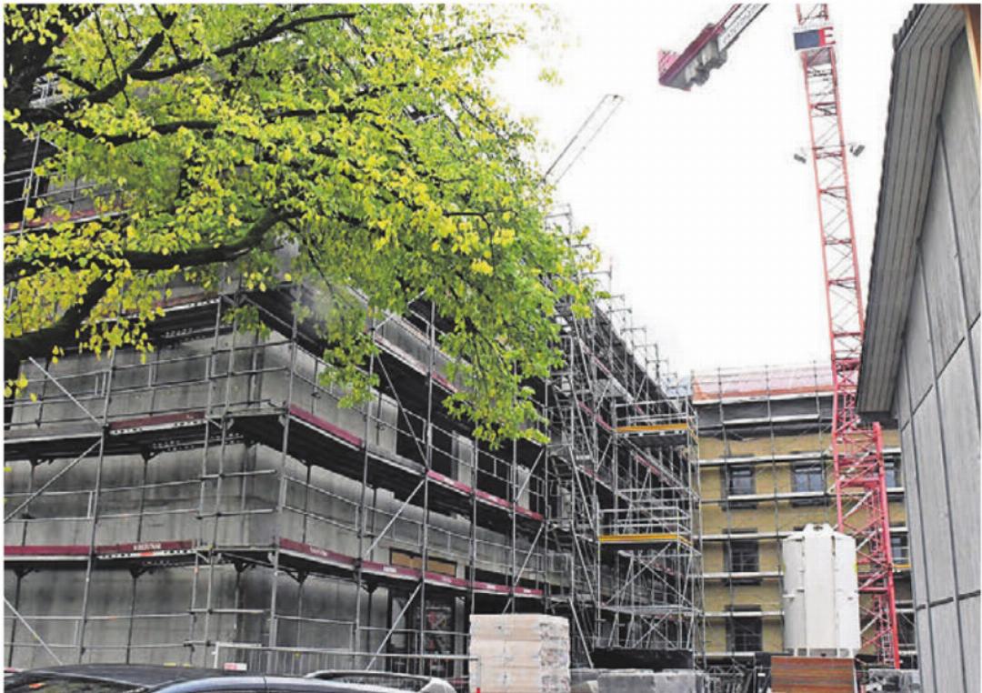 Imposantes Werk: ein Blick Richtung Erweiterungsbau (links) und bestehendes Bez-Gebäude (Mitte). Imposantes Werk: ein Blick Richtung Erweiterungsbau (links) und bestehendes Bez-Gebäude (Mitte).
