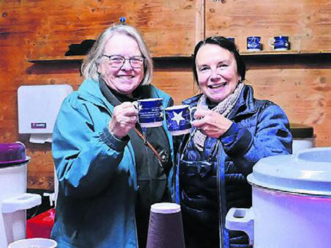 Nach langjährigem Einsatz am Glühweinstand war der diesjährige für Inge Köpfli (l.) und Sonja Brunner der letzte. Nach langjährigem Einsatz am Glühweinstand war der diesjährige für Inge Köpfli (l.) und Sonja Brunner der letzte.