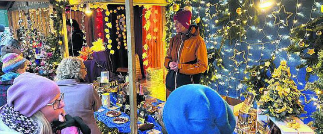 Die schönsten Stände wurden prämiert. Auch derjenige von Sabine Jenny, die Kunsthandwerk und Schoggi-Gugelhöpfli anbot. Die schönsten Stände wurden prämiert. Auch derjenige von Sabine Jenny, die Kunsthandwerk und Schoggi-Gugelhöpfli anbot.