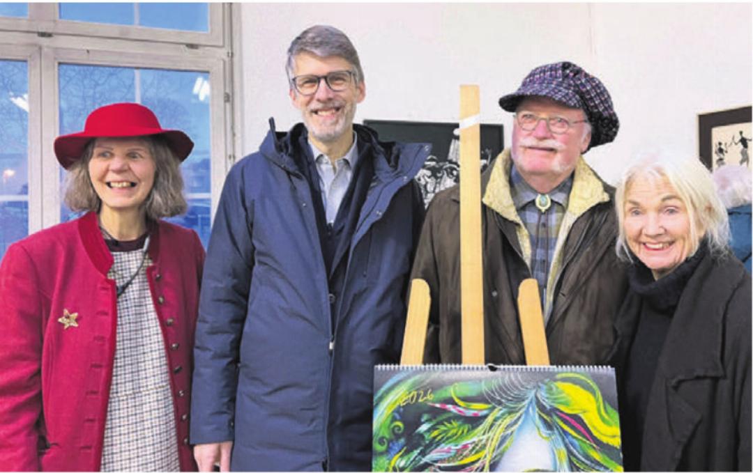 Strahlende Gesichter: (v.l.) Verena Schütz, Robert Keller, Carl-W. Röhrig und Hedy Baudenbacher, Gewinnerin das von Röhrig geschaffenen Jahreskalender. Strahlende Gesichter: (v.l.) Verena Schütz, Robert Keller, Carl-W. Röhrig und Hedy Baudenbacher, Gewinnerin das von Röhrig geschaffenen Jahreskalender.