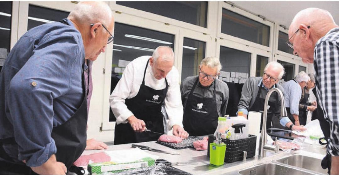Das Fleisch richtig parieren ist gar nicht so einfach: Hugo Weibel zeigt, worauf es dabei ankommt. Das Fleisch richtig parieren ist gar nicht so einfach: Hugo Weibel zeigt, worauf es dabei ankommt.