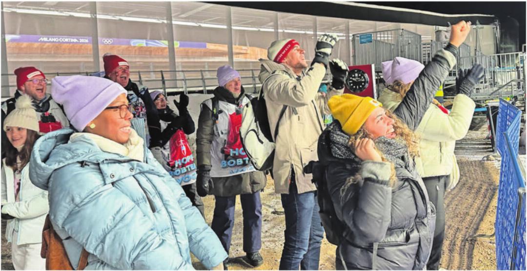 Mama, Papa, Bruder, Schwester, Freundinnen und der Fanclub ihres Freundes Michael Vogt (hinten) feiern Melanie Hasler im Ziel ab. Mama, Papa, Bruder, Schwester, Freundinnen und der Fanclub ihres Freundes Michael Vogt (hinten) feiern Melanie Hasler im Ziel ab.