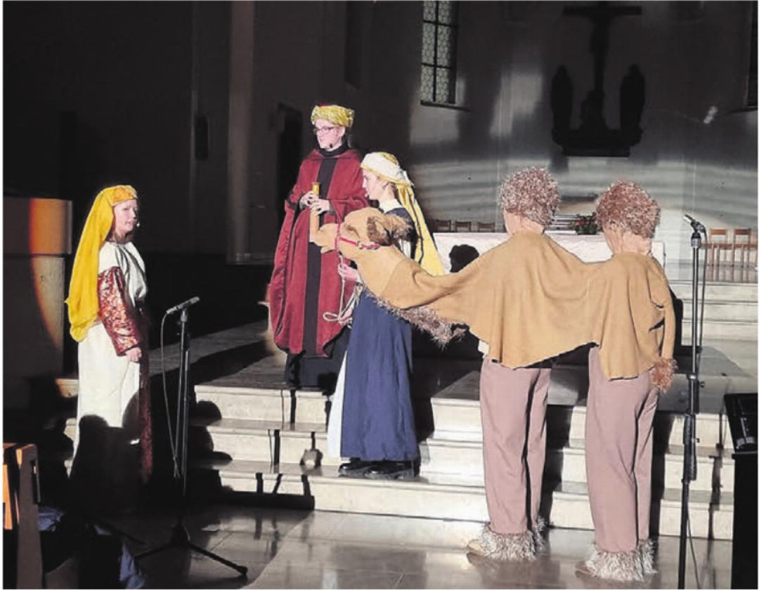 Das zweihöckrige Kamel, welches die drei Könige mitführten, beeindruckte neben den Konzertbesuchern auch die Sängerinnen. Es nahm die Umgebung genau in Augenschein. Das zweihöckrige Kamel, welches die drei Könige mitführten, beeindruckte neben den Konzertbesuchern auch die Sängerinnen. Es nahm die Umgebung genau in Augenschein.