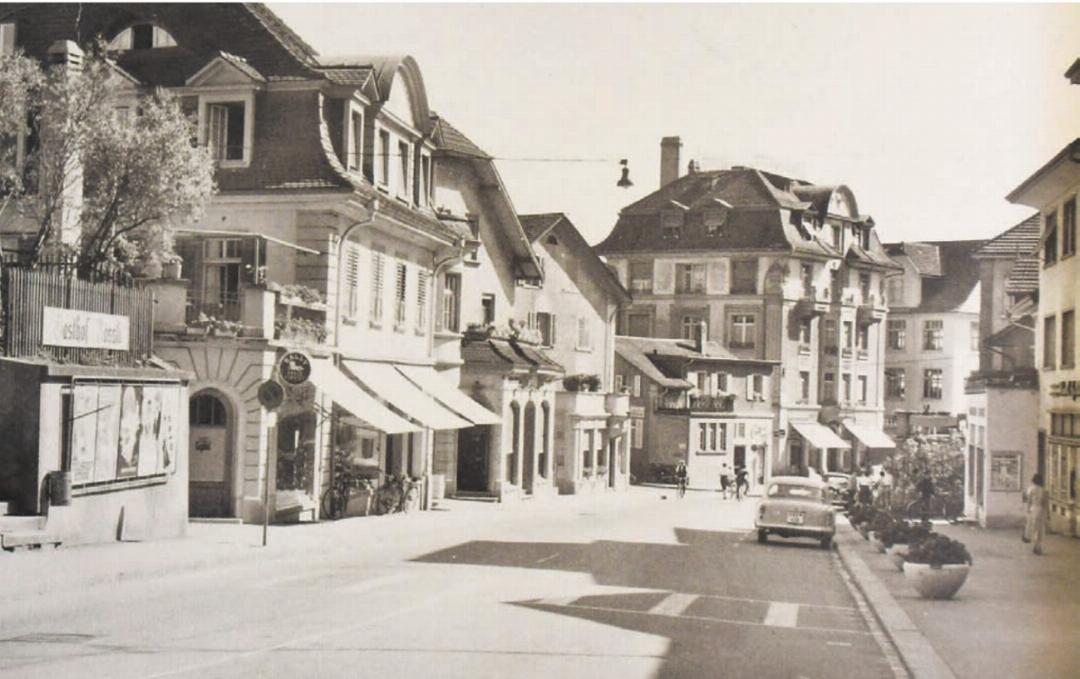 Der Anblick von der oberen Zentralstrasse: das Gebäude «Zur Stadt Paris» im hinteren Bereich um das Jahr 1958. Bilder: Archiv/rwi Der Anblick von der oberen Zentralstrasse: das Gebäude «Zur Stadt Paris» im hinteren Bereich um das Jahr 1958. Bilder: Archiv/rwi