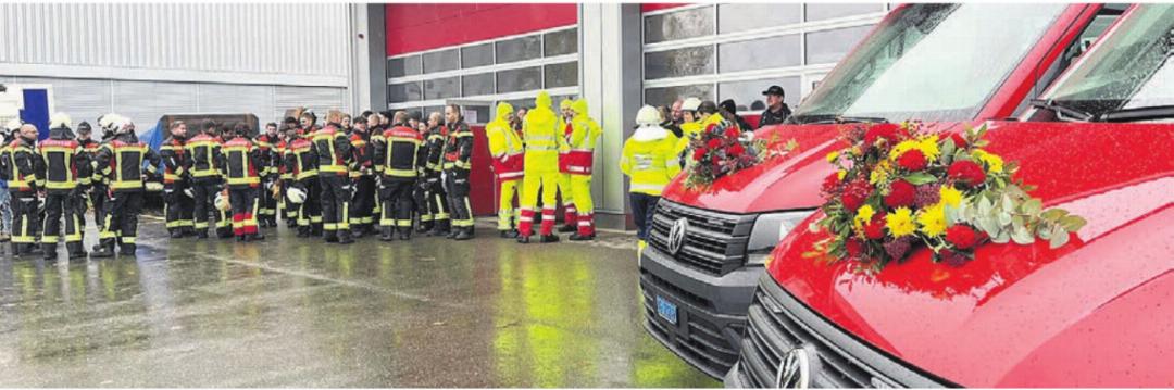 Besammlung vor dem Feuerwehrmagazin – samt geschmückten und später gesegneten neuen Fahrzeugen. Besammlung vor dem Feuerwehrmagazin – samt geschmückten und später gesegneten neuen Fahrzeugen.