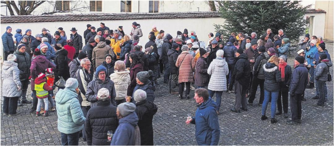 Geselliger Austausch vor der Klosterkirche: Davon lebt der Neujahrsapéro in Muri. Bilder: Thomas Stöckli Geselliger Austausch vor der Klosterkirche: Davon lebt der Neujahrsapéro in Muri. Bilder: Thomas Stöckli