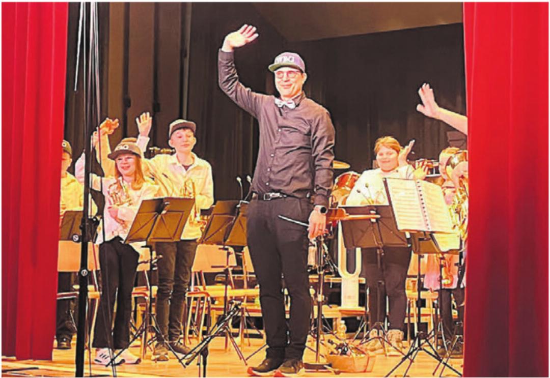 Dirigent Raphael Stutz und seine «Brass Gang» verabschieden sich nach einem überzeugenden Auftritt. Dirigent Raphael Stutz und seine «Brass Gang» verabschieden sich nach einem überzeugenden Auftritt.