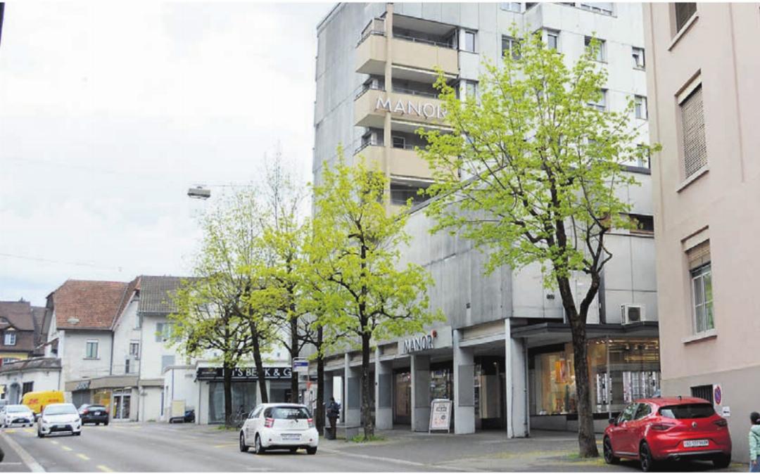 … und hier das aktuelle «Manor»-Gebäude, das von der Warenhauskette in Kürze verlassen wird. … und hier das aktuelle «Manor»-Gebäude, das von der Warenhauskette in Kürze verlassen wird.