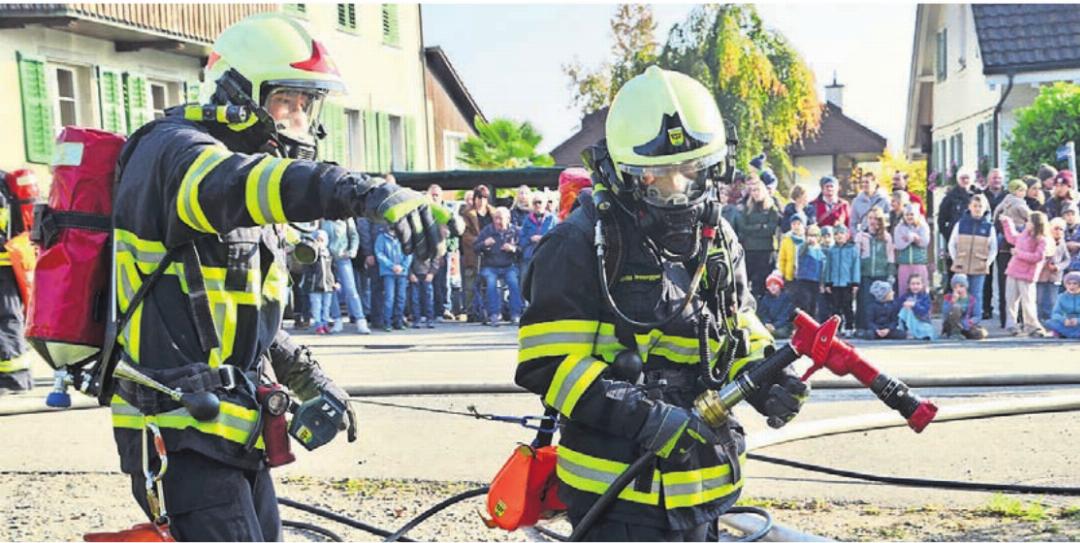 Unter Atemschutz und mit Schnellangriff geht es vor dem grossen Publikum ins brennende Haus. Unter Atemschutz und mit Schnellangriff geht es vor dem grossen Publikum ins brennende Haus.