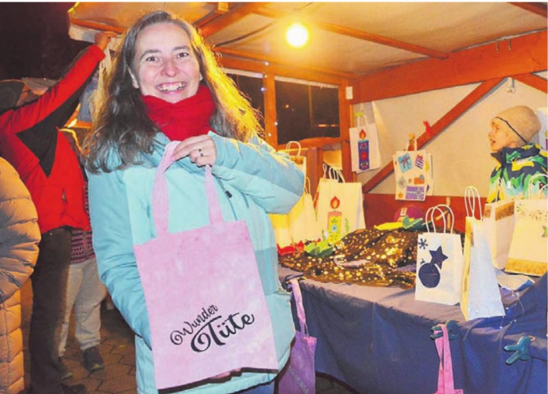 Christine Marti gefallen die bedruckten Taschen. Eine andere hat sie schon erworben. Christine Marti gefallen die bedruckten Taschen. Eine andere hat sie schon erworben.