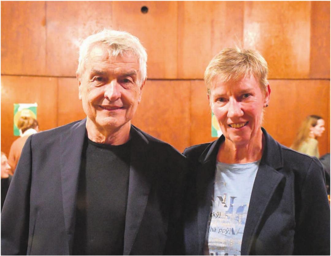Autor und Regisseur Walter Küng und OK-Präsidentin Irene Hofstetter entzündeten bei den vielen Interessierten das Feuer für die Freilichttheater-Produktion vom kommenden Jahr. Bild: Verena Anna Wigger Autor und Regisseur Walter Küng und OK-Präsidentin Irene Hofstetter entzündeten bei den vielen Interessierten das Feuer für die Freilichttheater-Produktion vom kommenden Jahr. Bild: Verena Anna Wigger