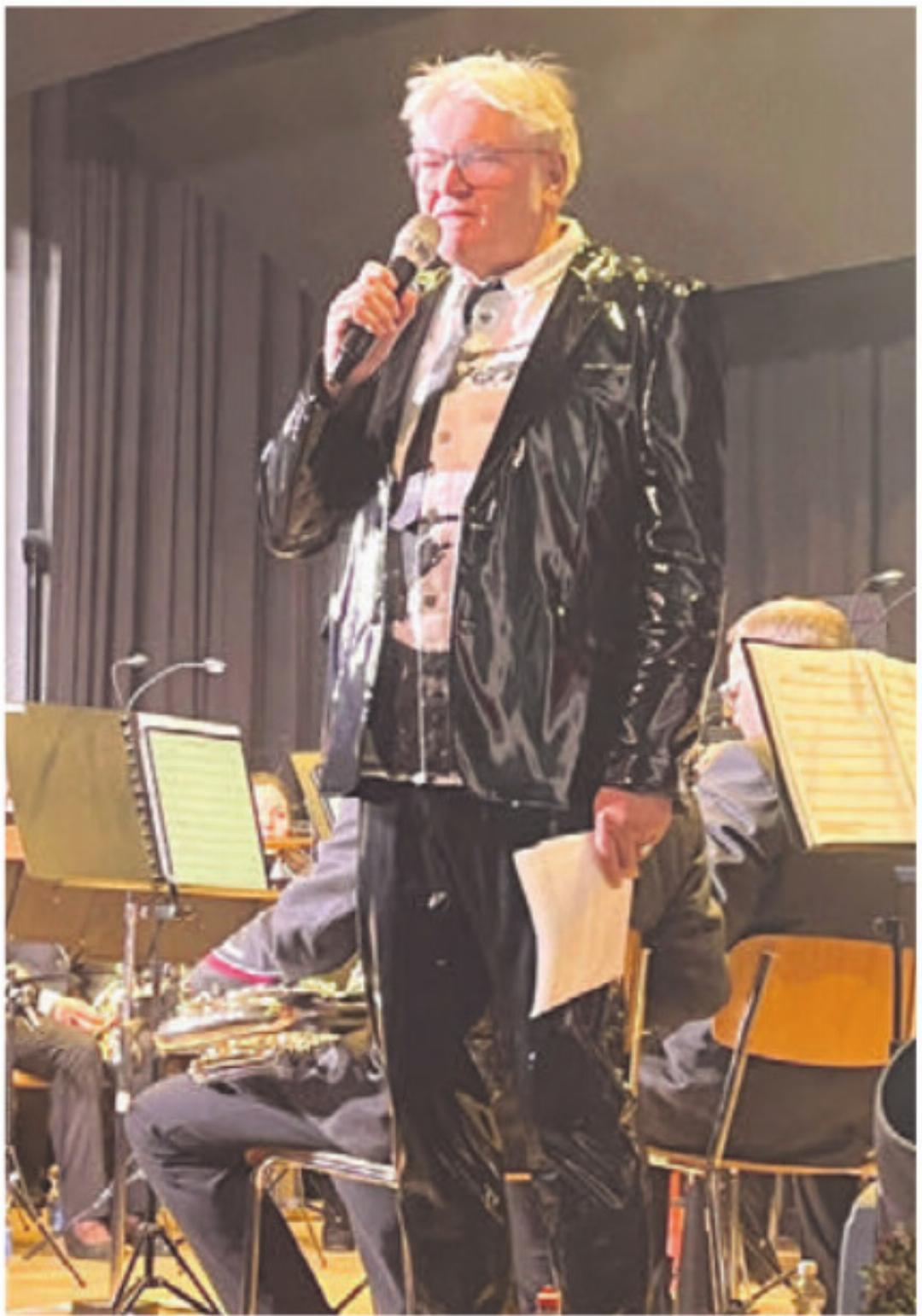 Glamour auch bei Moderator Roland Debrunner. Glamour auch bei Moderator Roland Debrunner.