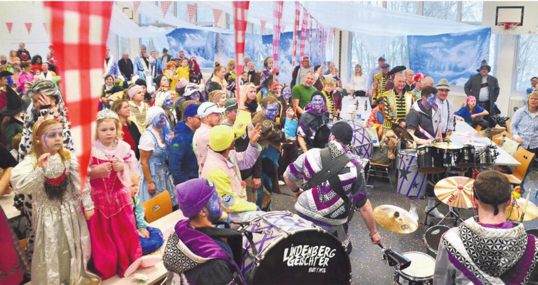 Nach dem Narrenmarsch wird gefeiert. Beim energiegeladenen Auftritt der Lindenberggeischter bleibt in der Turnhalle Buttwil kaum jemand sitzen. Bilder: Thomas Stöckli Nach dem Narrenmarsch wird gefeiert. Beim energiegeladenen Auftritt der Lindenberggeischter bleibt in der Turnhalle Buttwil kaum jemand sitzen. Bilder: Thomas Stöckli