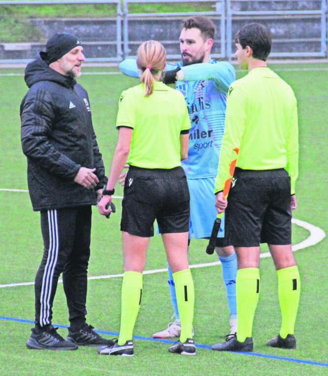 Für das Heimteam pfiff die Schiedsrichterin sicher nicht. Bei Muri-Trainer Luca Ferricchio gab es nach Spielende noch Redebedarf. Bilder: Patrick Fischer Für das Heimteam pfiff die Schiedsrichterin sicher nicht. Bei Muri-Trainer Luca Ferricchio gab es nach Spielende noch Redebedarf. Bilder: Patrick Fischer