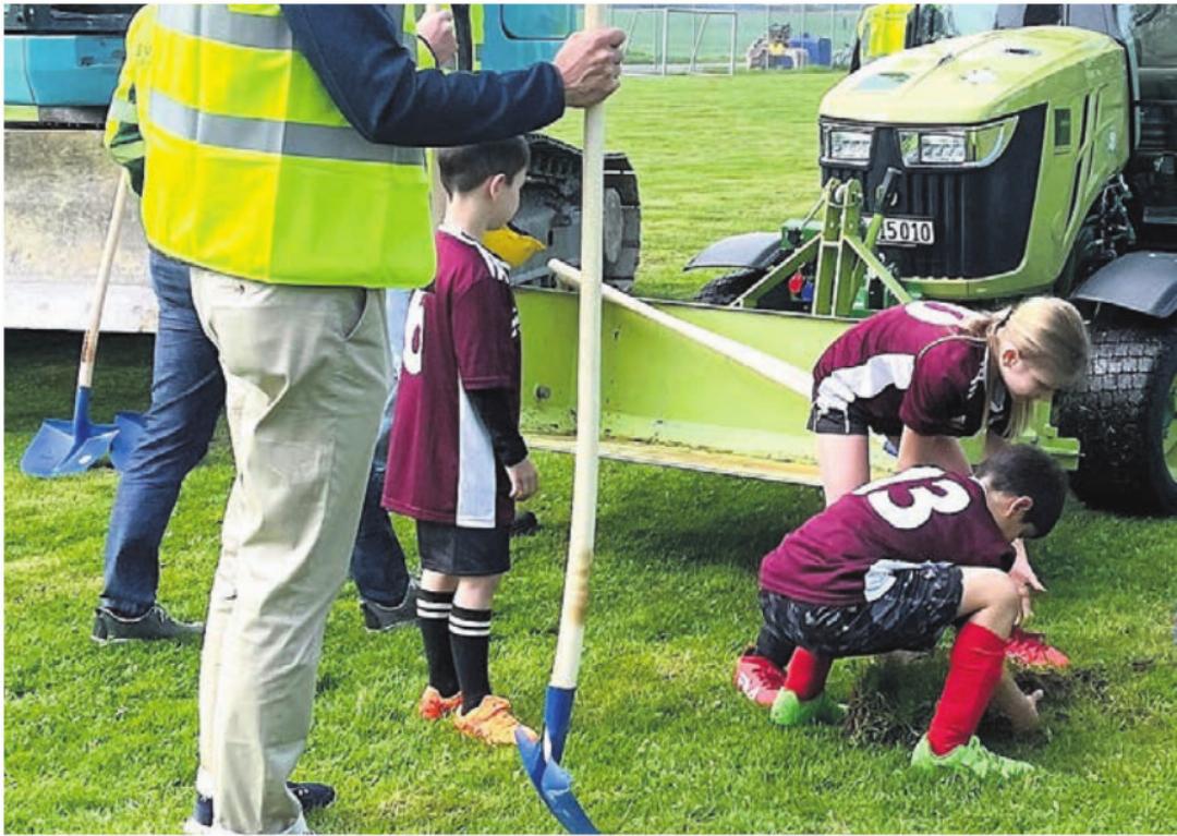 Auch der Nachwuchs packte tüchtig zu und sicherte sich ein Stück Rasen als Erinnerung. Auch der Nachwuchs packte tüchtig zu und sicherte sich ein Stück Rasen als Erinnerung.